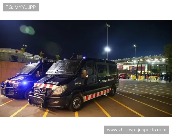 意甲联赛俱乐部专用大巴车外观与赞助信息展示